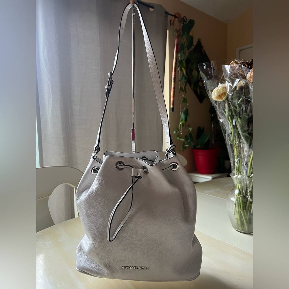 ….sold….Michael Kors new bag white